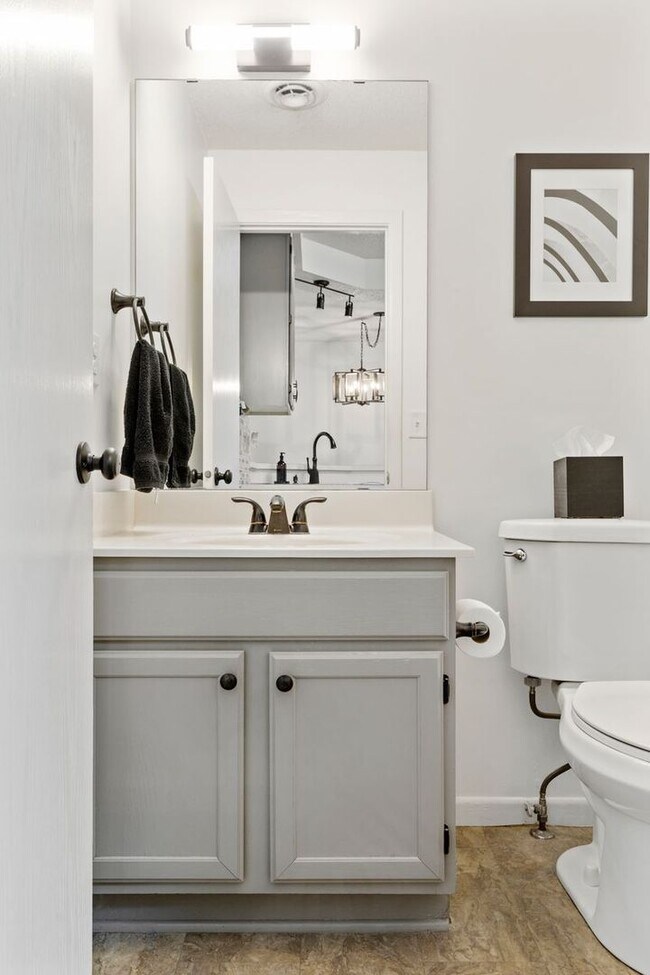 Building Photo - Great 2 bedroom, 1.5 bathroom Townhome in ...