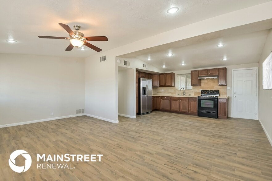 Building Photo - 3126 S Naco Vista