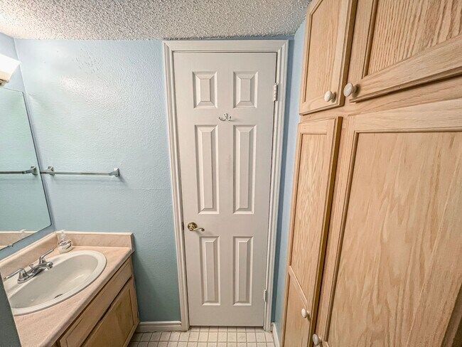 Building Photo - Charming 1 Bed 1 Bath Unit With Private Balcony In The Fountains At McLean - Water Included