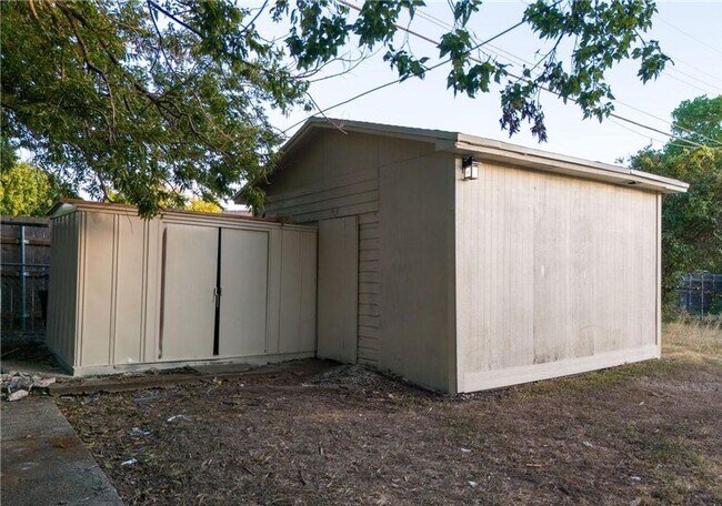 Building Photo - Renovated 4-bedroom 1.5 bathroom home!  Housing accepted! $500 off first months rent!