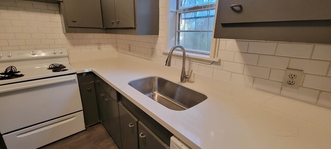 Building Photo - 1055 Quinn St