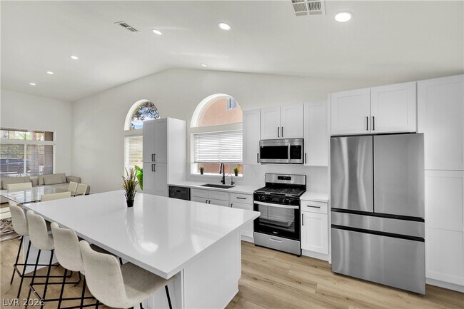 Building Photo - 2560 Sundew Ave
