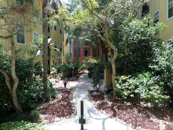 Building Photo - 2010 E Palm Ave