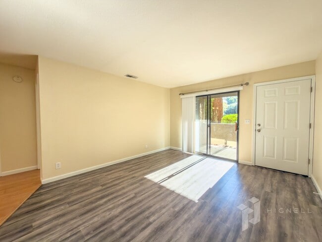 Building Photo - Gated Community, 3 Bed Condo!