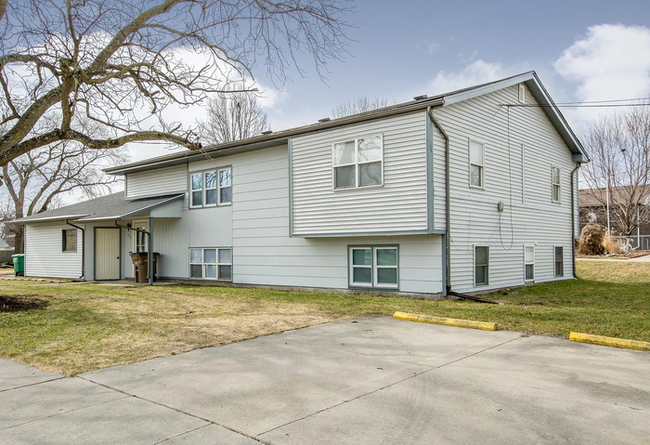 Building Photo - Spacious 3 Bedroom Garden Level Duplex