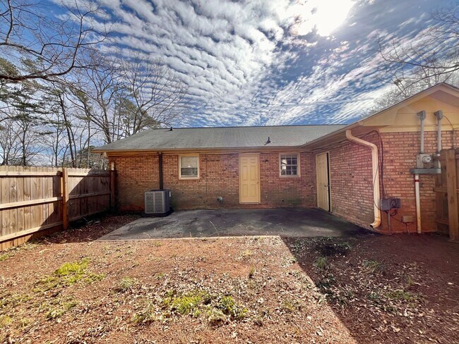 Building Photo - Charming & Affordable Living in Spartanburg!