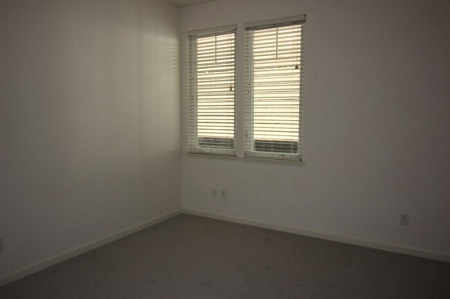Building Photo - 3 Bedroom Townhome for Rent