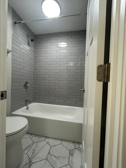 Building Photo - 1214 N La Salle Dr