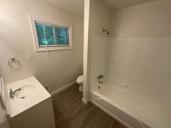 Building Photo - 545 Navarre Dr