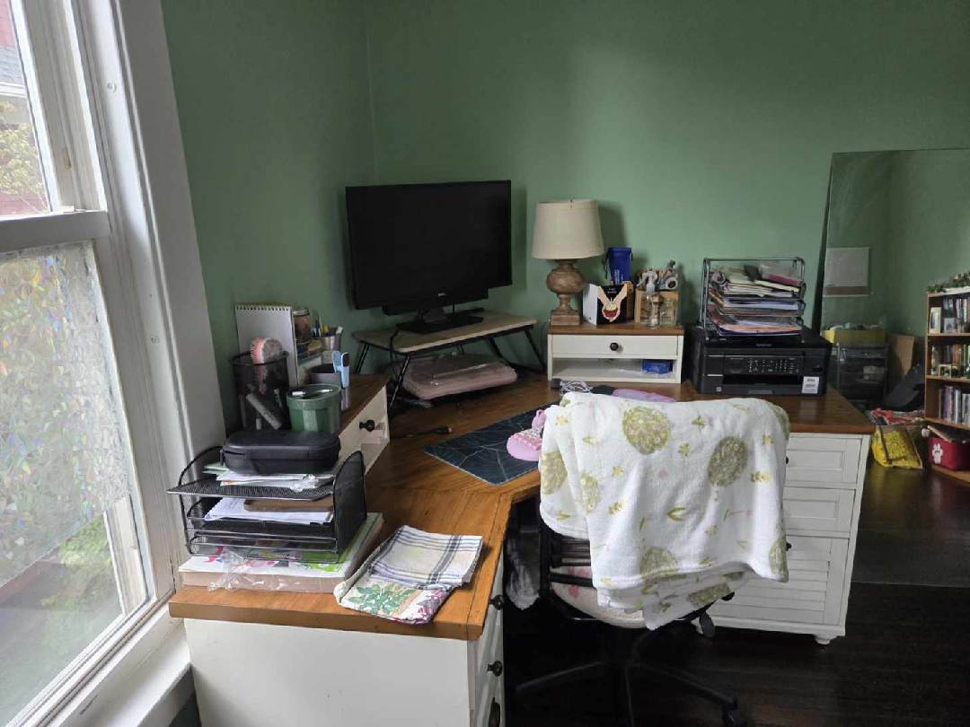 Second floor room (available) - 27 Walkley Rd