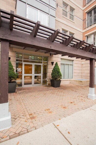 Building Photo - 19 Manor St