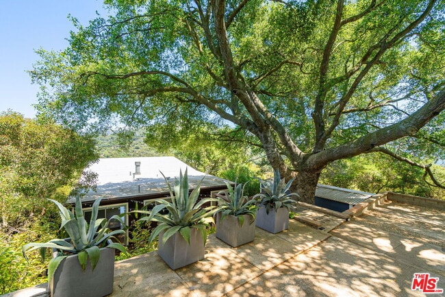 Building Photo - 19783 Valley View Dr