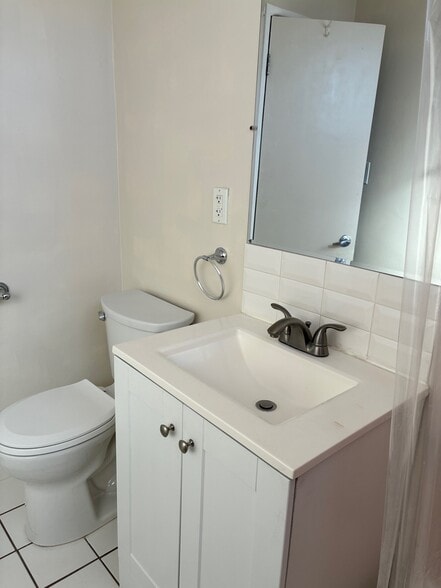 Building Photo - 9412 1/2 Flower St