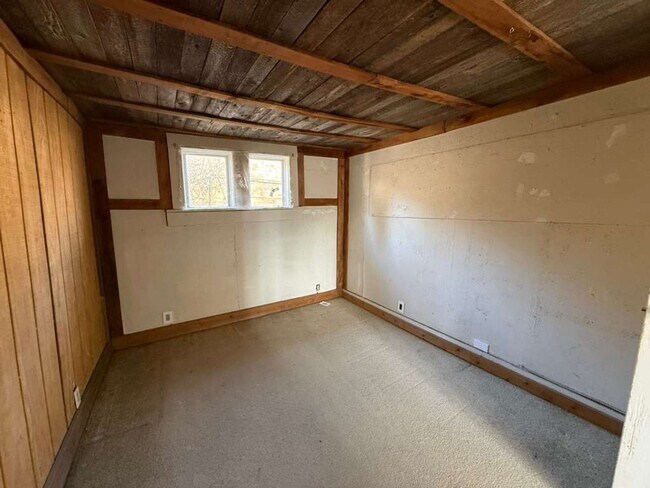 Building Photo - Two Bed 1 Bath House with Fenced Backyard!