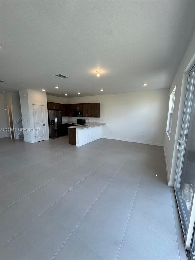 Building Photo - 196 NE 13th Ave