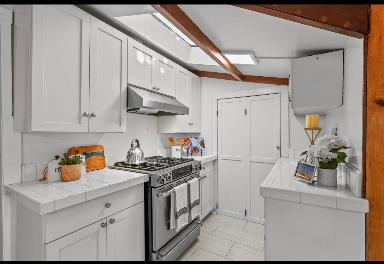 Building Photo - 713 Lighthouse Ave