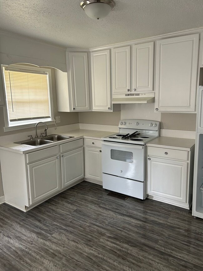 Building Photo - 3 Bedroom One Bath House For Rent