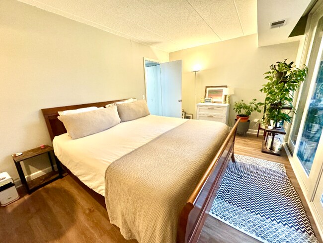 Building Photo - 651 W Sheridan Rd