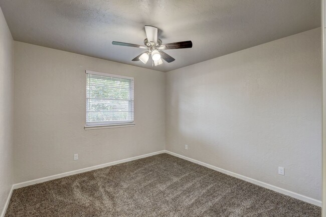 Building Photo - Spacious Elegance: Open Floor Plan, Dual V...