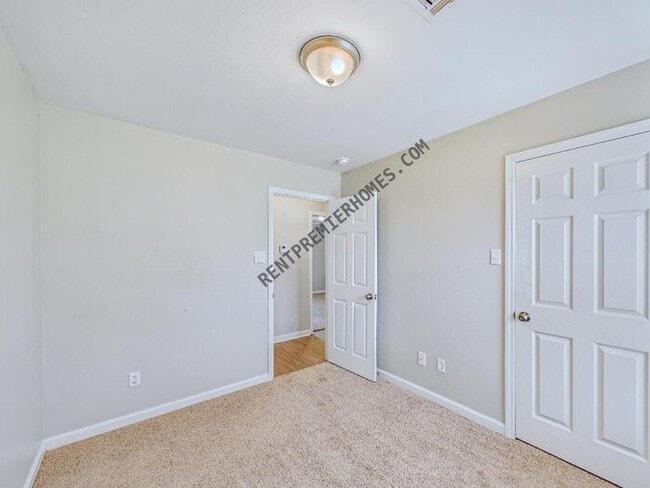 Building Photo - 14 Stephens St