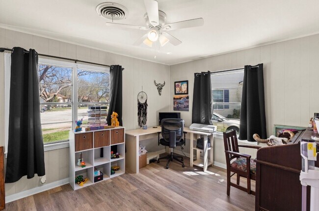 Building Photo - AVAILABLE BEGGINING OF JUNE ; APPLY ON OUR WEBSITE TODAY!!!