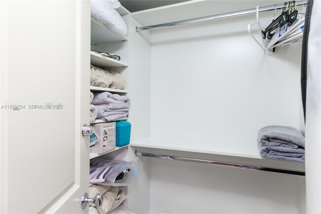 Building Photo - 19195 NE 36th Pl