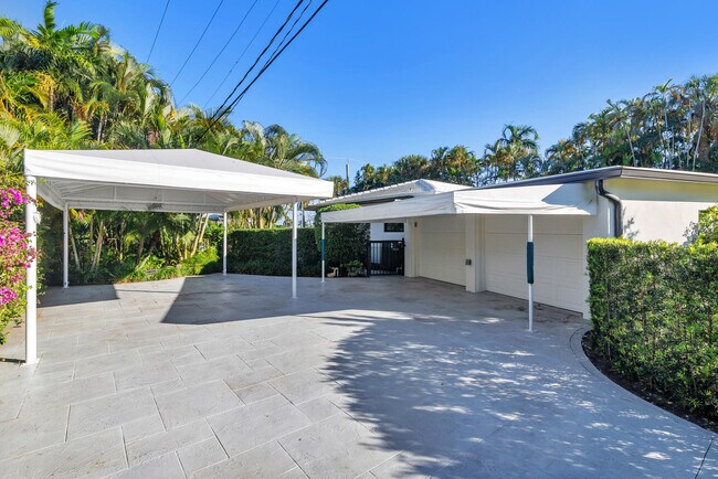 Building Photo - 328 N Lakeside Dr