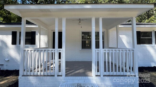 Building Photo - 308 Robinson Ave