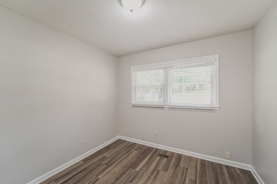 Building Photo - 2413 Dora Dr