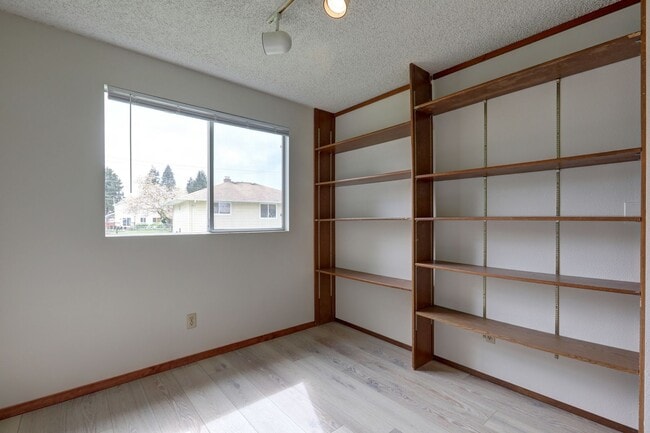 Building Photo - Beautiful, Remodeled Burien Rambler Available Now! 3 Bedrooms Plus Den!