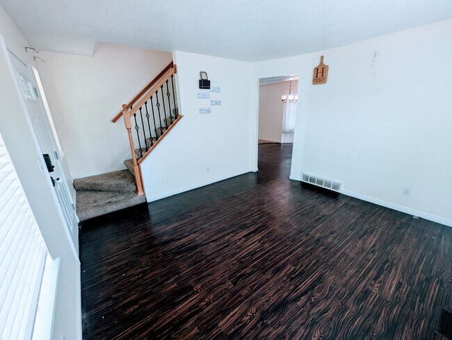 Building Photo - 749 Country Club Dr