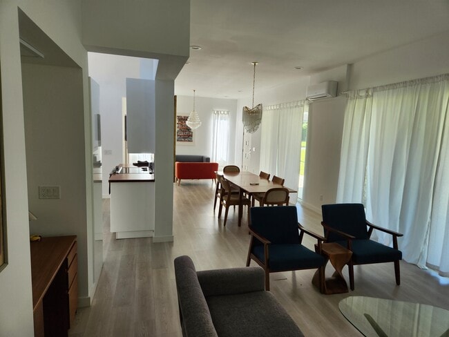Building Photo - 513 Mulholland Park