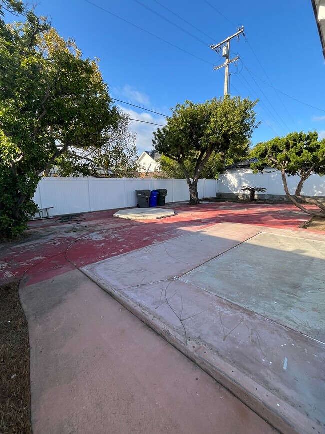 Building Photo - RARELY AVAILABLE! STUNNING 3BD/2BA ON CORO...