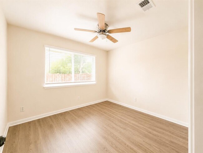 Building Photo - 501 Amaryllis Ave