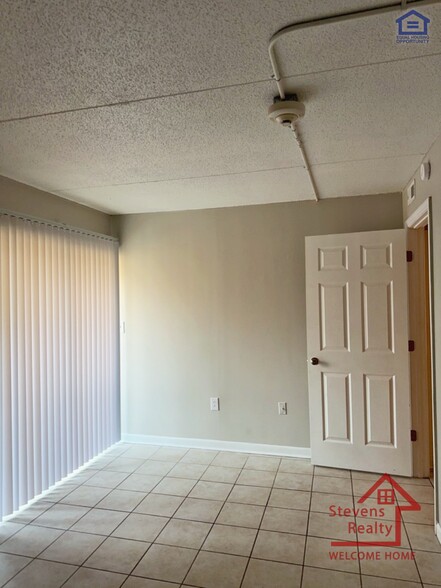 Building Photo - 915 S Seminole Dr