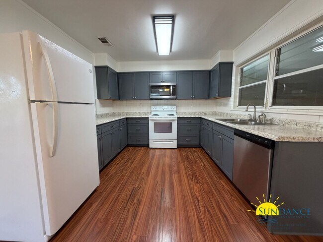 Building Photo - Vintage 3 Bedroom Home in the Heart of Fort Walton!