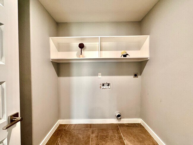 Building Photo - 1009 La Muralla St