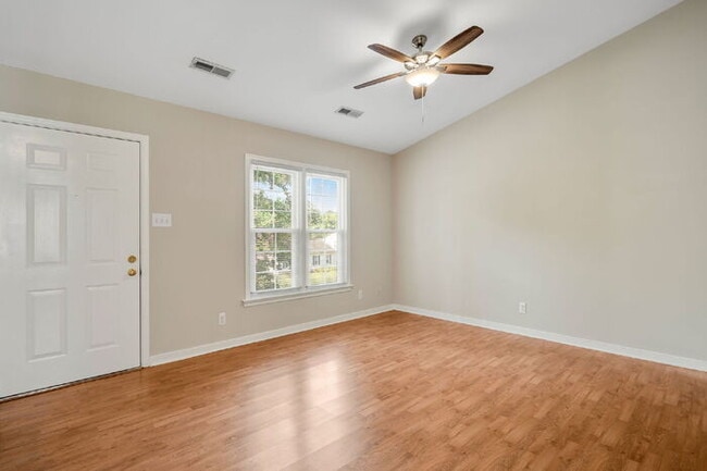 Building Photo - 3 Bedroom Ranch Home with Fenced Yard in Richmond – Available July 15th – $2,295/mo