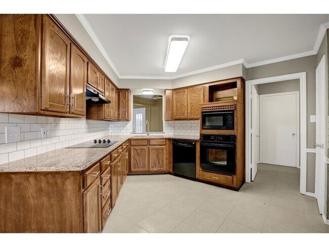 Building Photo - 100 Hacienda Dr