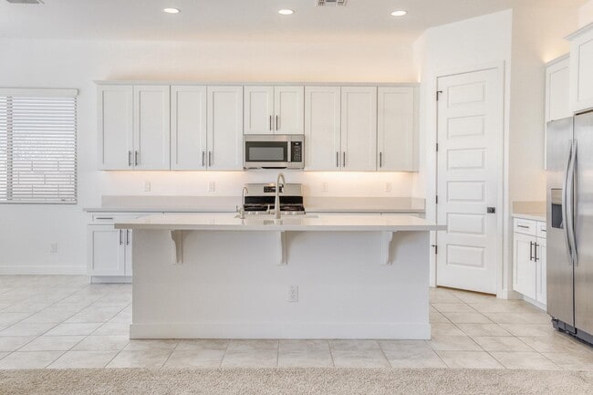 Building Photo - 8723 W Vista Ave