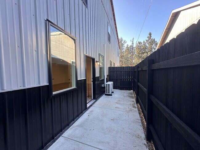 Building Photo - 20611 Independence Way