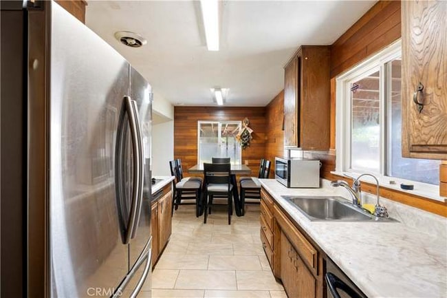 Building Photo - 104 W Bluebell Ave