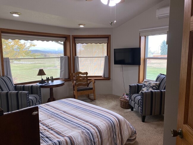 Building Photo - 391 N Somers Rd