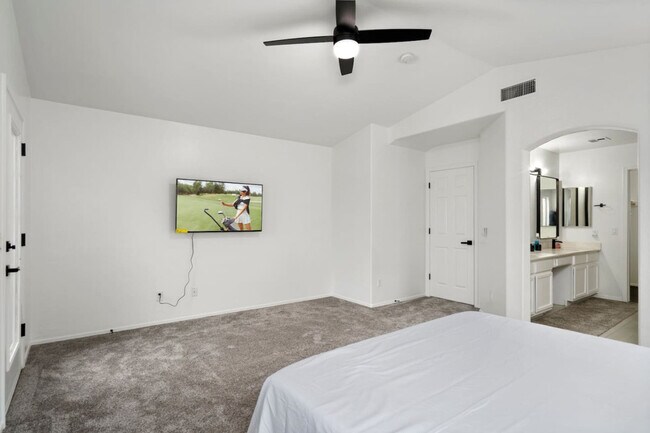 Building Photo - 13682 W Desert Flower Dr