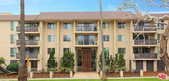 Building Photo - 809 S Bundy Dr