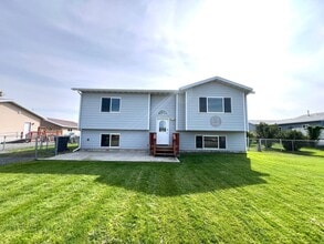 Building Photo - Pet Friendly 4 Bed 2 Bath Single Family Home W/ Fully Fenced Yard, Double Car Garage Located in E...
