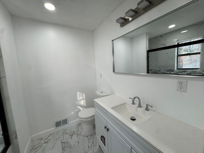 Building Photo - Charming 3 bedroom, 2 bathroom Ranch-Style Home