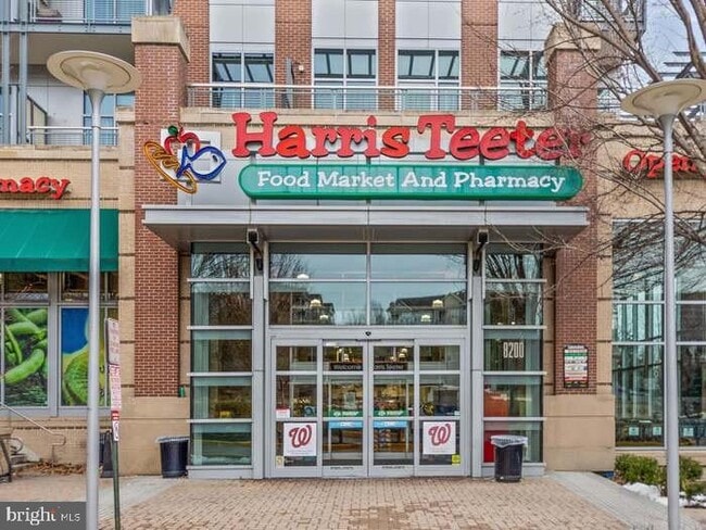 Building Photo - 8220 Crestwood Heights Dr