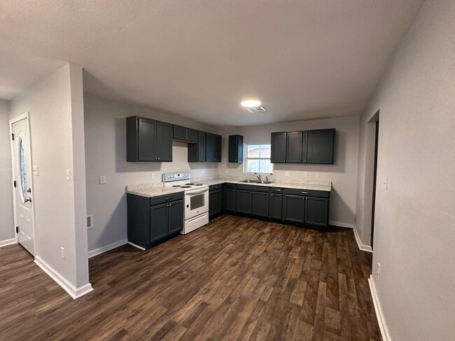 Building Photo - Remodeled 3/1!