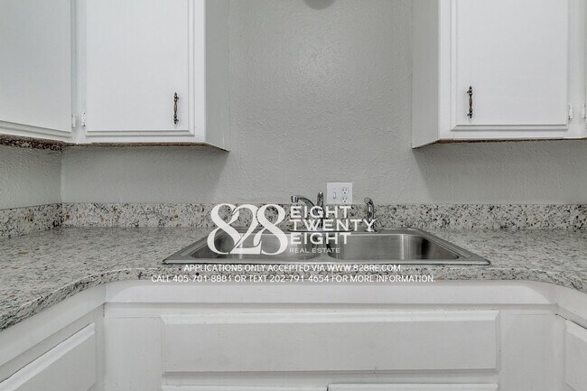 Building Photo - 2 Bed/1 Bath Triplex Home in Noble